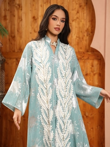 Detailansicht der hellblauen Robe mit aufwendiger silberner Blattstickerei und Blumenmuster