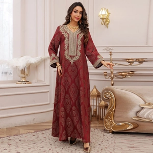 Robe caftan élégante marron en jacquard avec broderie dorée et motifs géométriques
