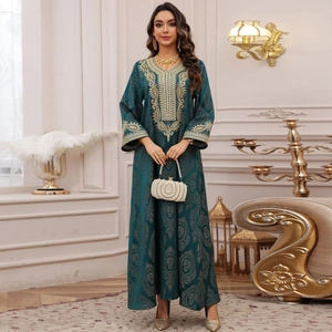 Robe longue caftan vert foncé luxueuse avec broderies dorées complexes et tissu jacquard