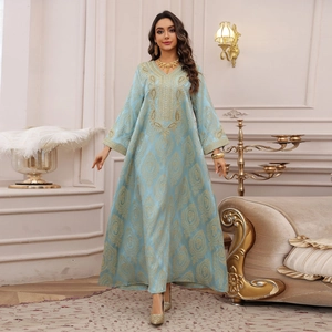 Robe Kaftan bleu clair élégante avec broderies florales dorées pour soirées de luxe