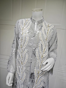 Detail eines silbernen Netzkaftan-Kleids mit weißer Blattstickerei und Stehkragen