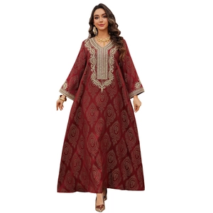 Robe caftan rouge foncé élégante avec broderie dorée complexe et texture jacquard de luxe