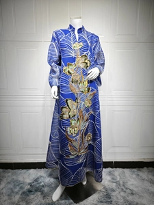 Dettaglio di abito lungo etnico blu con ricamo floreale in paillettes elaborate