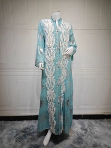 Detail eines hellblauen Kaftans mit 3D-Blattstickerei und silbernen Metallic-Drucken