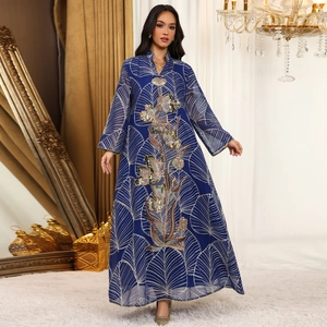 Abito lungo in rete blu navy con paillettes floreali e ricami a foglia eleganti.