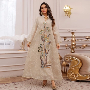 Elegante vestito lungo in rete beige con paillettes floreali e ricamo etnico