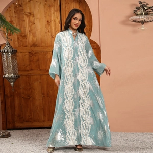 Elegantes hellblaues langärmeliges Abaya-Kleid mit silberner Stickerei und Frontknöpfen