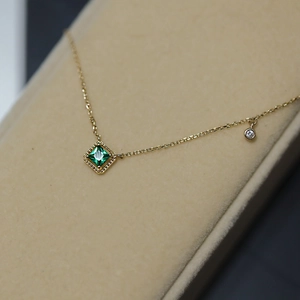 Collana in argento sterling con smeraldo quadrato, placcata oro, con bordi perlati vintage