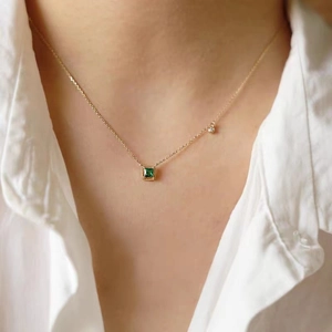 Collana con smeraldo quadrato in argento sterling placcato oro e dettaglio zircone