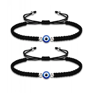 Détail de deux bracelets Evil Eye tressés à la main avec nœuds coulissants ajustables