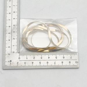 Nahaufnahme einer goldenen Schlangenkette aus Titanstahl mit Lineal zum Größenvergleich