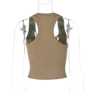 Détail du débardeur court en maille côtelée kaki avec dos nageur sur un mannequin