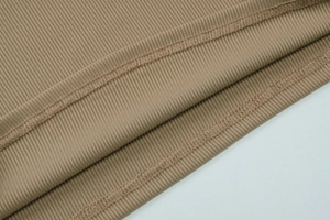 Gros plan détaillé du tissu en maille côtelée kaki foncé avec couture à double aiguille