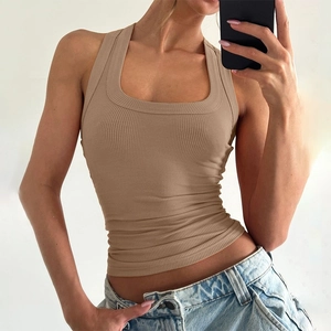 Débardeur court côtelé kaki pour femme, col en U ajusté, porté avec un jean taille haute