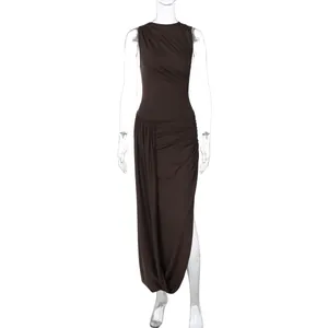 Elegante donkerbruine mouwloze jurk met rimpels en hoge zijsplit voor damesmode
