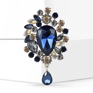 Detailansicht der luxuriösen Vintage-Kristallbrosche mit blauem birnenförmigem Stein