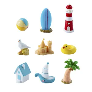 Set di 9 miniature in resina a tema oceano con capanna, faro, tavola da surf e palma