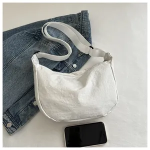 Detailaufnahme der weißen Nylon-Halbmondtasche mit verstellbarem Riemen im Freizeitstil