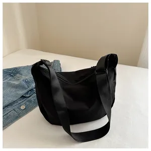Detail der schwarzen Oxford-Stoff-Tasche mit verstellbarem Schultergurt und Reißverschluss