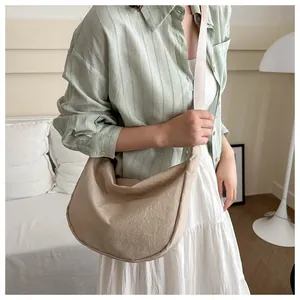 Detaillierte Textur der khakifarbenen Nylon-Tasche mit verstellbarem Web-Schultergurt