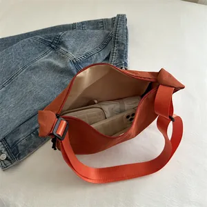 Orangefarbene Nylon-Halbmondtasche mit großem Innenraum für Handy und Geldbörse