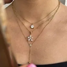 Collana a tre strati in acciaio al titanio dorato con pendenti floreali e design a goccia a Y