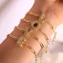 Dettaglio del set di bracciali a catena dorata a graffetta con lettere LOVE scintillanti