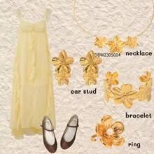 Set di gioielli floreali dorati con collana, orecchini e anello su un outfit estivo chic