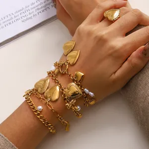Set bracciale e anello in acciaio al titanio dorato con cuori e perle da donna