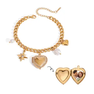 Dettaglio macro di un bracciale a medaglione a cuore dorato con vano apribile