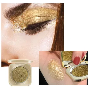 Nahaufnahme von funkelndem goldenem Glitzer-Lidschatten-Swatch und Augen-Make-up-Effekt