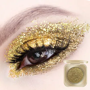Detailaufnahme von funkelndem goldenem Glitzer-Lidschatten auf dem Augenlid