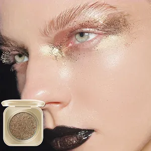 Nahaufnahme von schimmerndem goldenem Glitzer-Lidschatten für festliches Make-up-Art