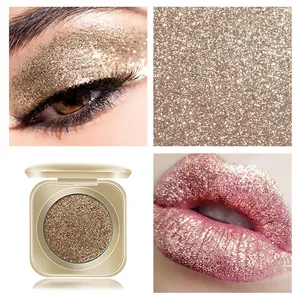 Detaillierte Ansicht der Glitzertextur und Make-up-Effekte auf Augen und Lippen