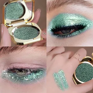 Makrodetail von grünem Glitzer-Lidschatten mit Lid-Anwendung und Hand-Swatches.
