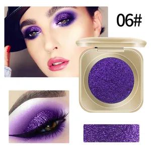 Detailansicht von lila Glitzer-Lidschatten 06 mit Model-Makeup und Makro-Augenfoto