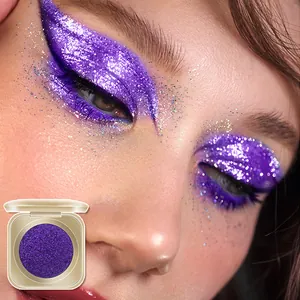 Makroansicht von lebhaftem lila Glitzer-Augen-Make-up für festliche Bühnenmalerei