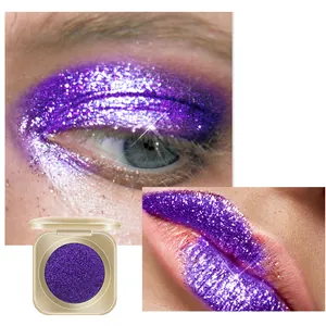 Dramatischer lila Glitzer-Lidschatten-Effekt auf Augen und Lippen, Profi-Make-up-Look.