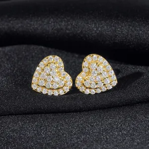 Boucles d'oreilles cœur en argent 925 et moissanite sur fond de soie noire