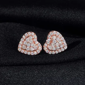 Boucles d'oreilles cœur en or rose serties de moissanite VVS sur fond satiné noir
