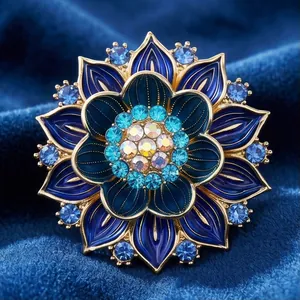 Luxuriöse 3D-Lotus-Brosche mit blauen Kristallen und Emaille auf blauem Samthintergrund