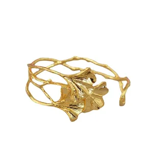 Künstlerischer vergoldeter Ginkgo Blatt Armreif mit strukturierter Astform im Retro-Stil