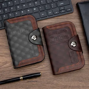 Cartera de hombre en cuero con relieve ejecutivo y detalle de cierre con botón metal