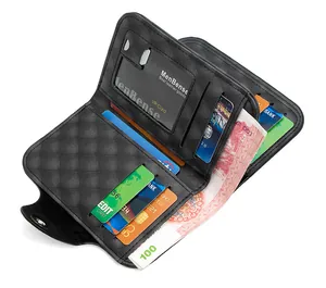 Detalle de la cartera de cuero negro con relieve, ranuras para tarjetas y billetera amplia