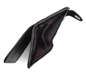 Detalle interior de cartera de cuero negro con bolsillo para monedas y ranuras de tarjetas