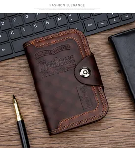 Detalle de cartera MenBense marrón vintage con hebilla metálica y logotipo en madera