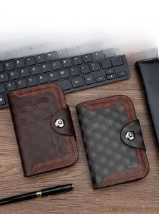 Primer plano de carteras de cuero para hombre con relieve de rombos y cierre de broche seguro