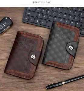 Detalle de carteras de cuero para hombre en marrón y negro sobre un escritorio de madera