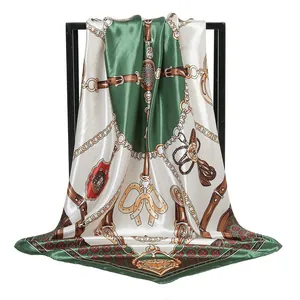 Vintage Seidenschal mit Kettenmuster in Grün und Elfenbein mit Reitmotiven für Damen