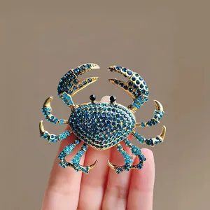 Broche crabe dorée exquise ornée de strass étincelants bleu foncé et bleu clair